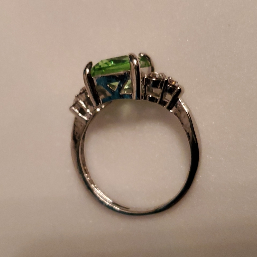 NWOT RING-Silver toned, green square cut setting with clear rhinestones. Size 8 - Picture 4 of 6